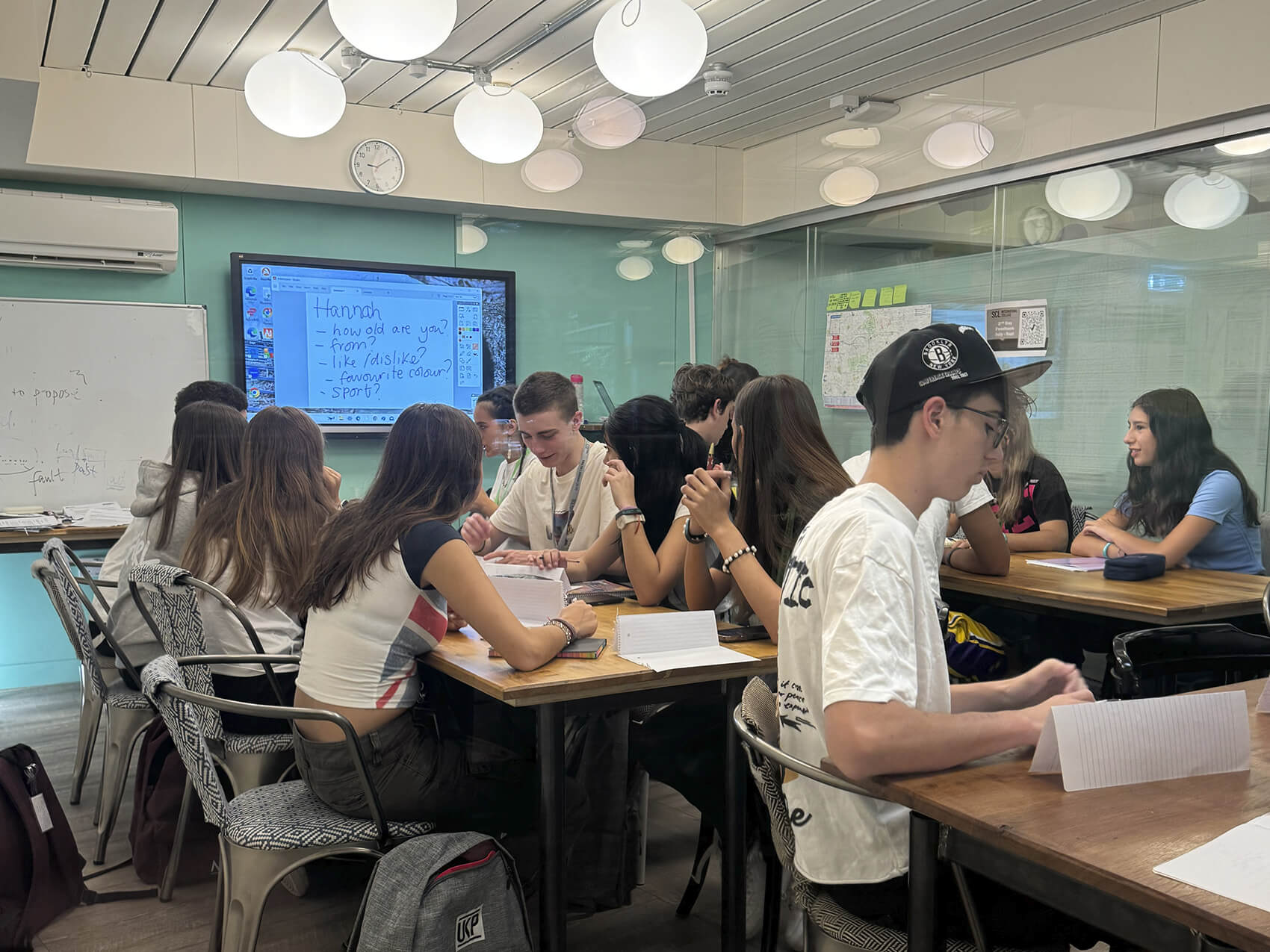 Estudiantes recorriendo la ciudad